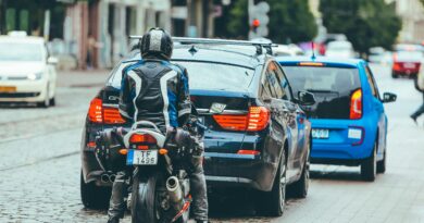 Reasons Why a Beginner Motorcyclist Might Lose Balance When Stopping at a Traffic Light and How to Avoid It