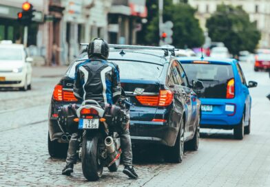 Reasons Why a Beginner Motorcyclist Might Lose Balance When Stopping at a Traffic Light and How to Avoid It