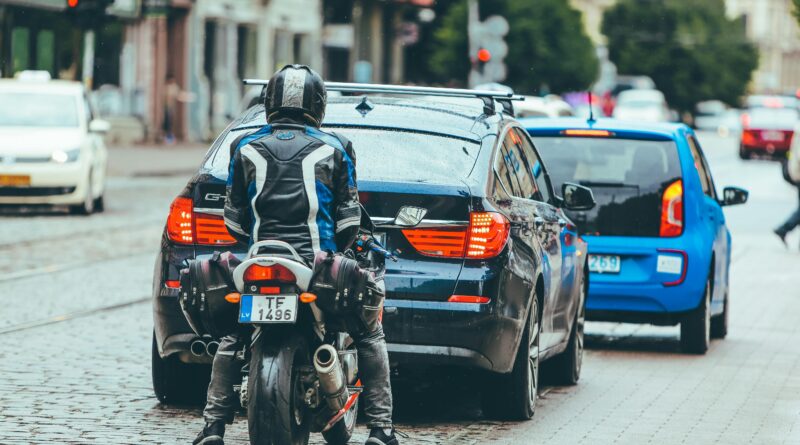 Reasons Why a Beginner Motorcyclist Might Lose Balance When Stopping at a Traffic Light and How to Avoid It